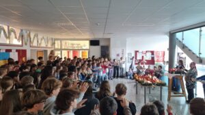 Alle segnen gemeinsam die Adventkränze