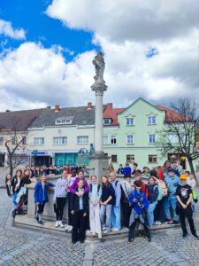 Schülerinnen und Schüler der NMS Mautern bei einem Gruppenausflug in Raabs