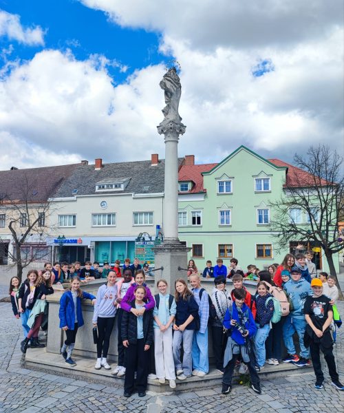 Schülerinnen und Schüler der NMS Mautern bei einem Gruppenausflug in Raabs